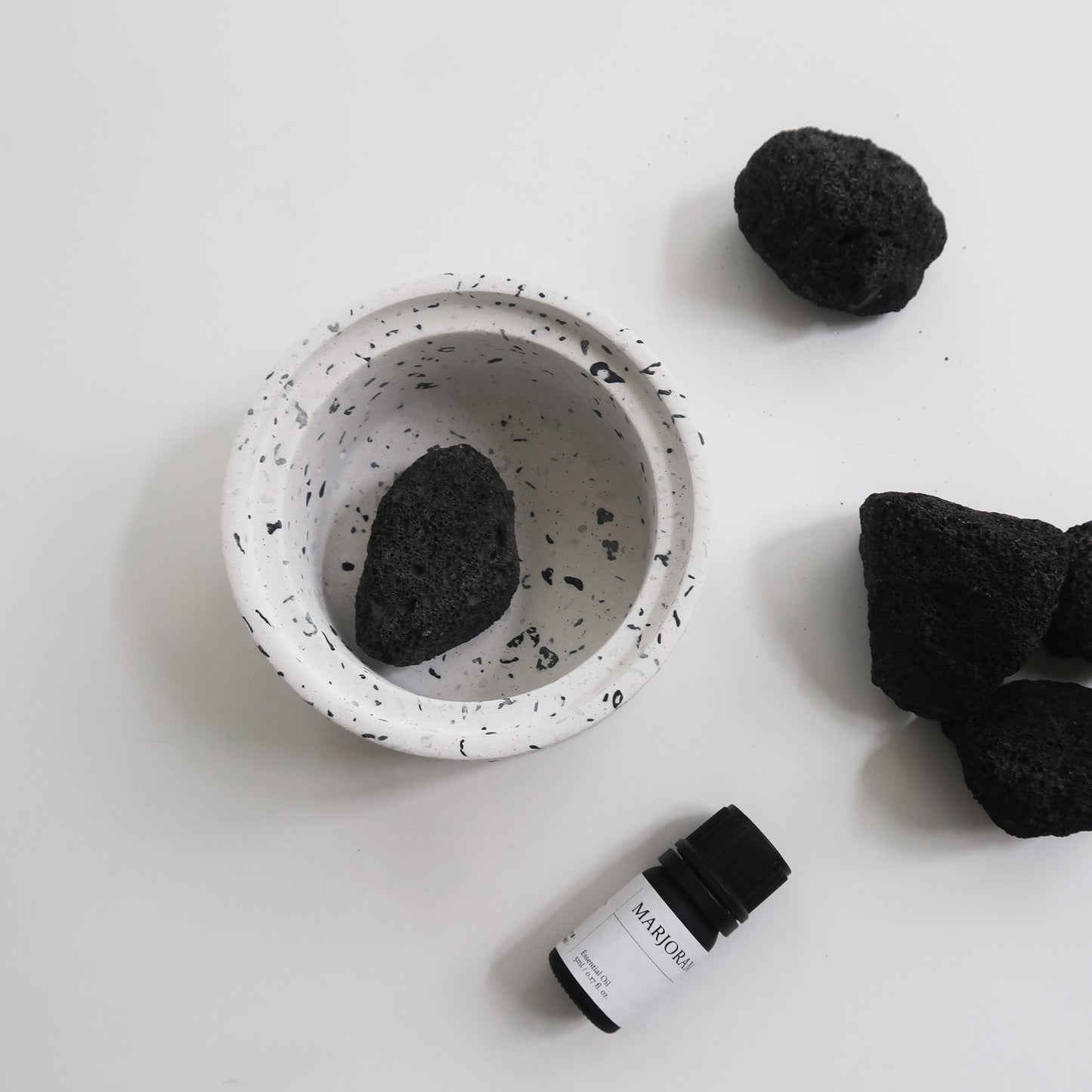 TERRAZZO 磨石子|黑火山岩水泥擴香盆 + 純天然精油 3 件組