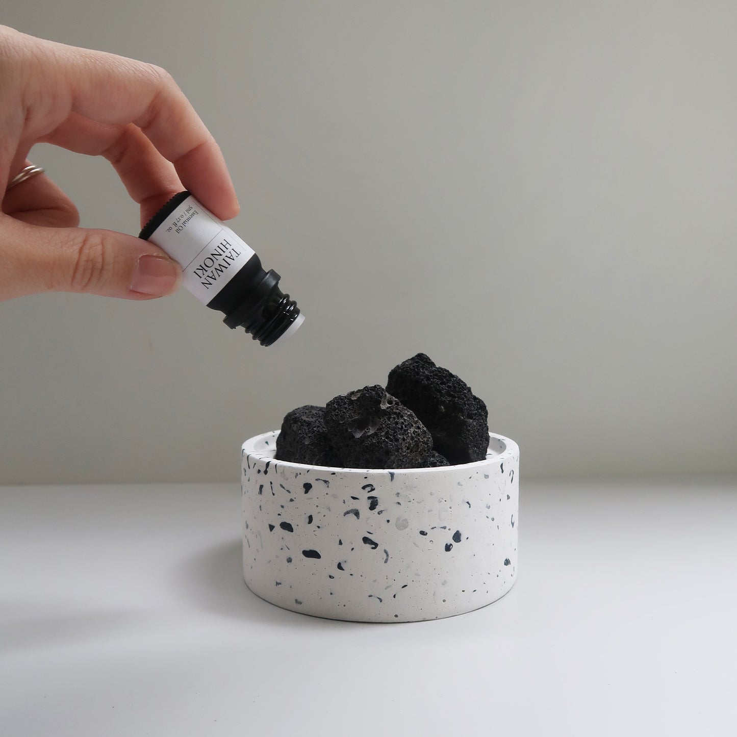 TERRAZZO 磨石子|黑火山岩水泥擴香盆 + 純天然精油 3 件組