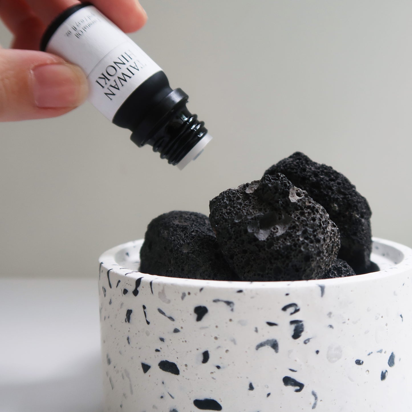 TERRAZZO 磨石子|黑火山岩水泥擴香盆 + 純天然精油 3 件組