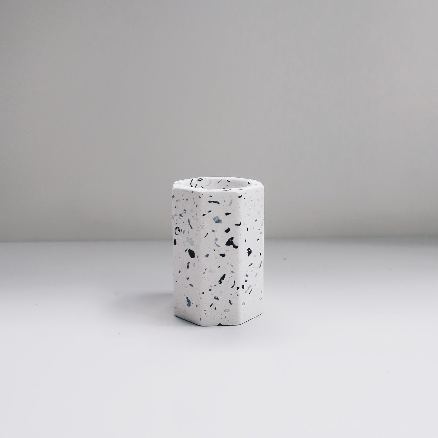 TERRAZZO 磨石子|經典黑白八邊形水泥置物盆・牙刷架