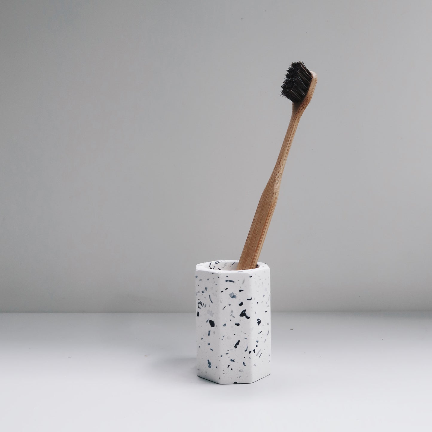 TERRAZZO 磨石子|經典黑白八邊形水泥置物盆・牙刷架