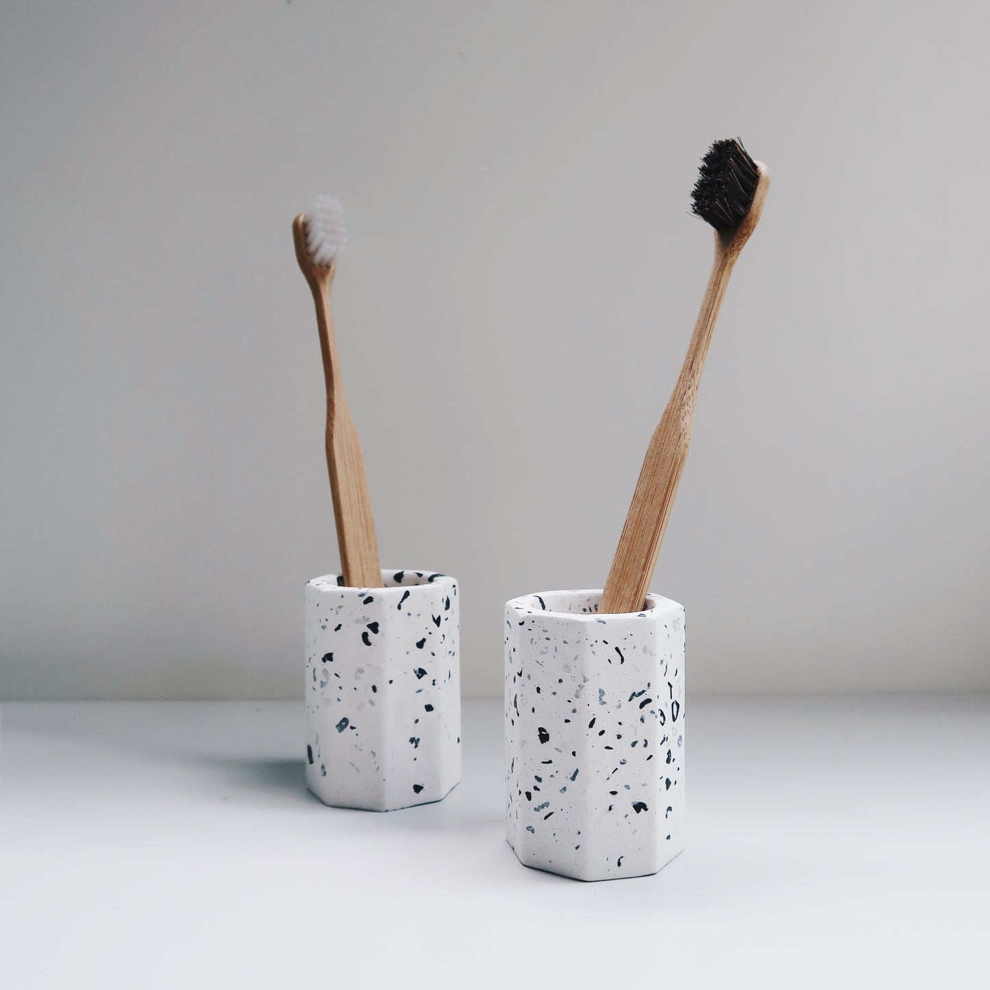 TERRAZZO 磨石子|經典黑白八邊形水泥置物盆・牙刷架